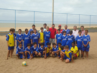 Campeo de Beach Soccer visita projeto social em Maratazes