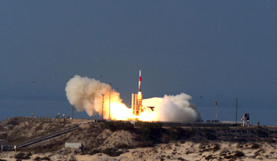 Primeiro teste em voo de Israel e EUA de mssil antibalstico Arrow 3  