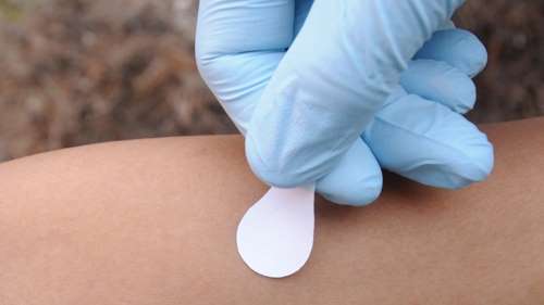 Vacina em forma de adesivo  prtica, barata e indolor