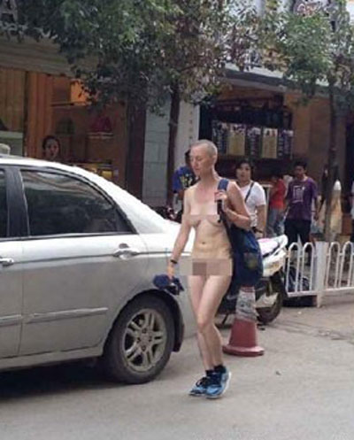Mulher  flagrada caminhando nua em cidade chinesa
