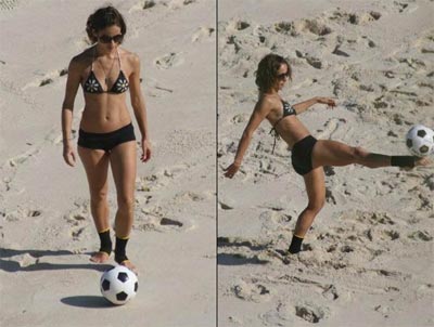 Em tima forma, Fernanda de Freitas joga futebol na praia
