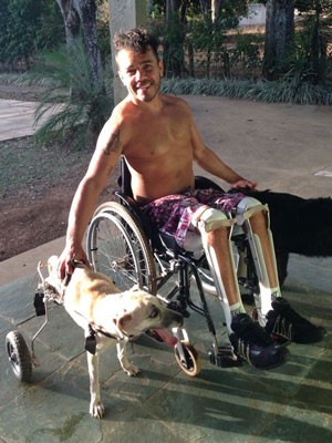 Atleta paralmpico do DF adota cadela de 2 patas que usa cadeira de rodas