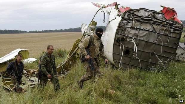 Ucrnia acusa rebeldes pr-Rssia de destruir provas de avio que caiu