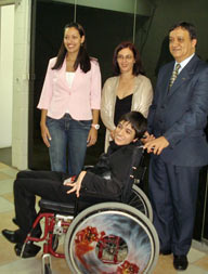 Jovem com paralisia cerebral recebe carteira da OAB