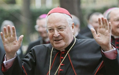 Cardeal quebra protocolo e afirma que Igreja est com o Papa