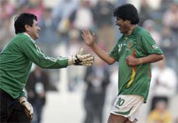 Evo Morales joga futebol em Tucumn, marca um gol e vence