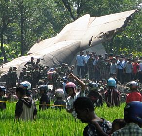 Pelo menos 98 morrem em queda de avio na Indonsia