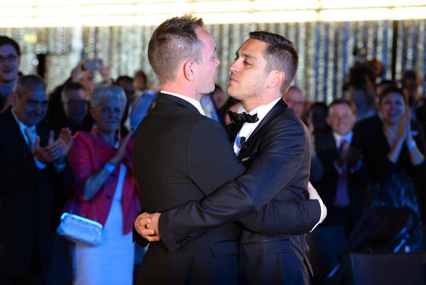 Vincent e Bruno se tornam o primeiro casal gay oficial da Frana