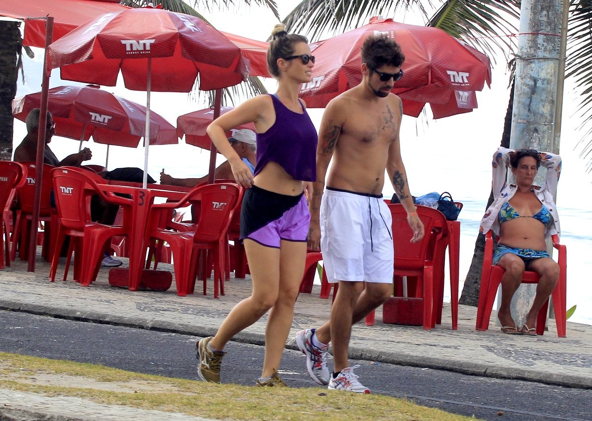 Juliana Didone caminha com o namorado na Barra da Tijuca