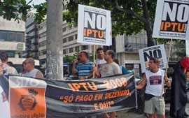 Cariocas fazem protesto contra IPTU