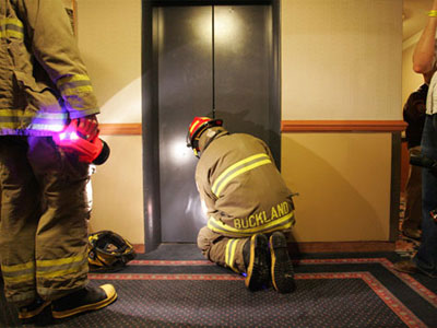 Hoteleiro  resgatado aps passar 4 dias preso em elevador na ustria  