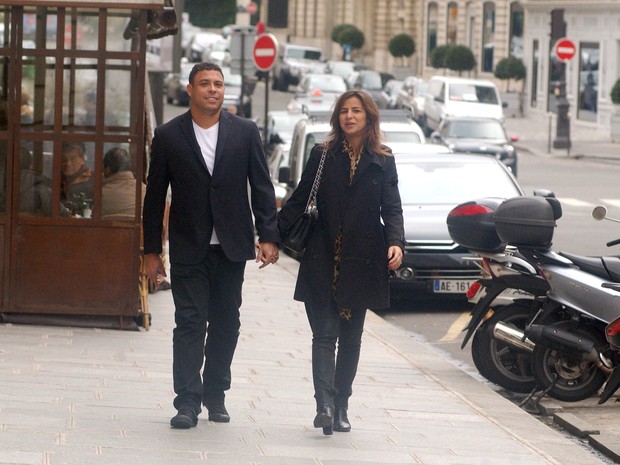 Ronaldo Fenmeno e Paula Morais passeiam de mos dadas em Paris