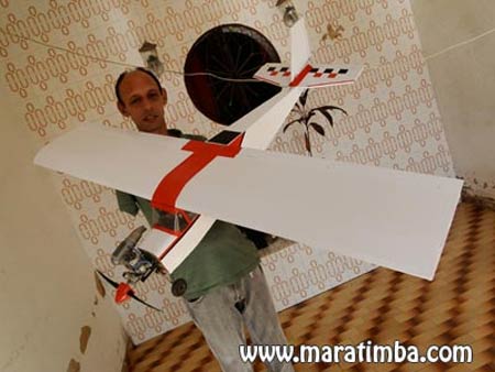 Aeromodelo fabricado em Maratazes