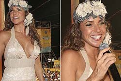 Daniela Mercury surge exuberante no carnaval de Salvador.