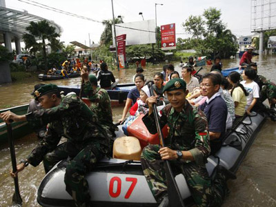 Indonsia: sobe para 15 o n de mortos por inundaes em Jacarta  