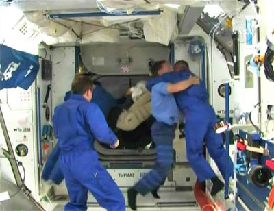 Endeavour se acopla  ISS em misso para ampliar capacidade 