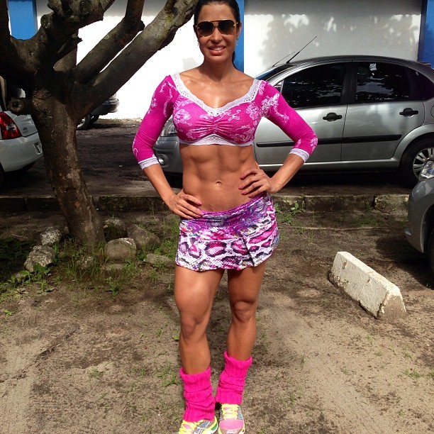 Gracyanne Barbosa mostra barriga trincada durante o treino
