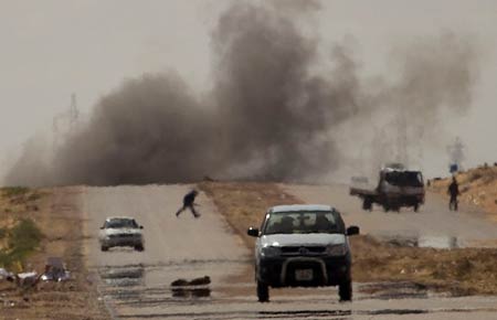 Tanques de Kadhafi bombardeiam cidade rebelde de Misrata