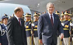 Bush pede mais tropas da Otan no Afeganisto