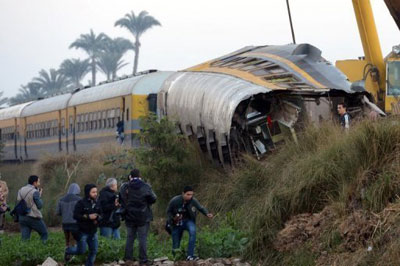 Trem com recrutas do Exrcito descarrila e deixa 19 mortos no Egito  