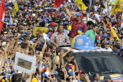 Capriles faz comcio em reduto chavista e tenta reverter vantagem do adversrio  