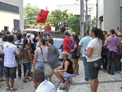 Em meio a greve, pacientes ficam trancados em secretaria de Fortaleza