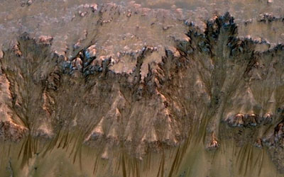 Linhas na superfcie de Marte durante o vero podem ser gua