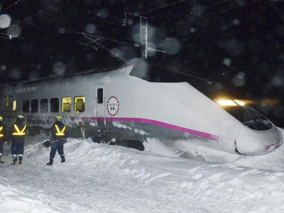 Trem de alta velocidade descarrilha no norte do Japo  