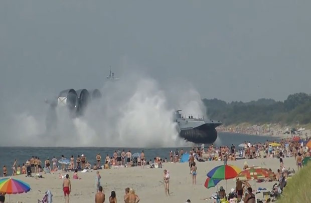 Embarcao militar surge em praia e assusta turistas na Rssia