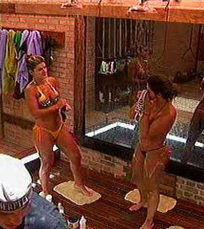 Danielle e Mirella dividem o chuveiro 
