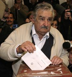 Resultados oficiais confirmam vitria de Mujica em eleies.