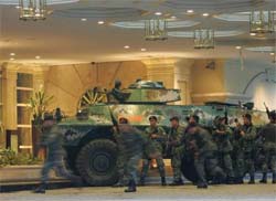 Tropa de elite do exrcito filipino invade hotel em Manila
