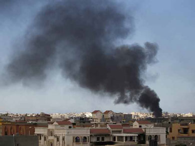 Governo da Lbia manda mais tanques  cidade-natal de Kadhafi