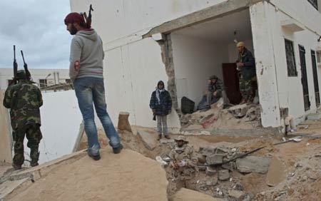 Na Lbia, rebeldes lutam para tentar formar frente unificada