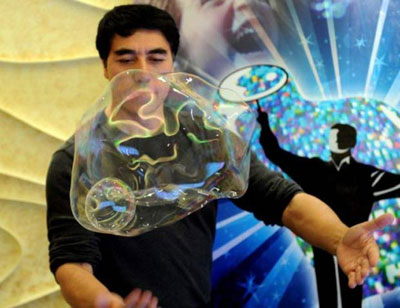 Artista bate recorde ao colocar 118 pessoas dentro de bolha 