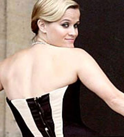 Poses: Reese Witherspoon banca a modelo em Paris