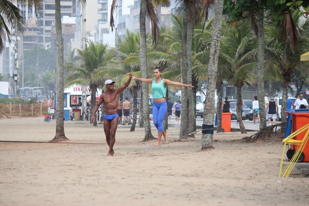 Letcia Wiermann faz slackline e treina tnis de praia no Rio