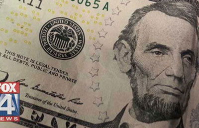Homem tenta passar notas falsas de US$ 100 com erro grotesco