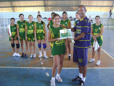 Equipes de voleibol de Itapemirim vencem competio em Alfredo Chaves