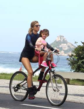 Grazi Massafera curte passeio de bicicleta com a filha, Sofi