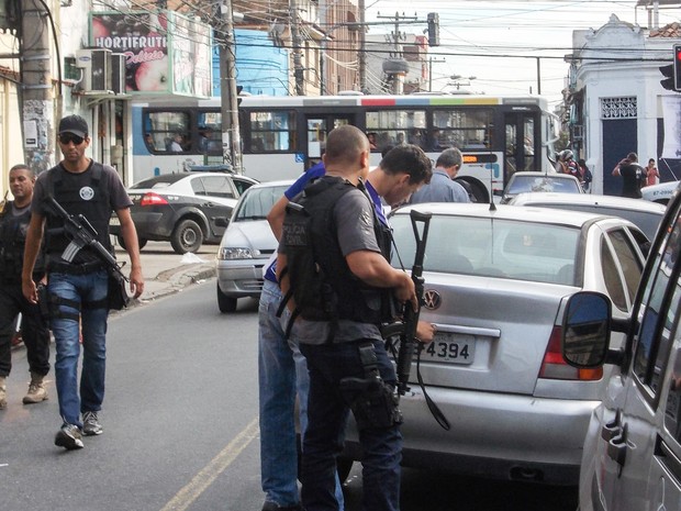 Polcia Civil faz operao para combater milcia no Rio