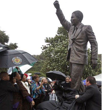 Mandela  homenageado com esttua onde foi prisioneiro