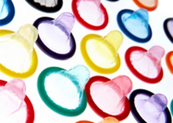 Polmica sobre preservativos marca primeira viagem de Bento XVI