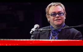 Elton John grita palavres ao ser abordado