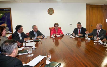 Pela 1 vez, Dilma faz reunio ministerial no Planalto