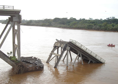 Ponte histrica desaba em Linhares (ES)