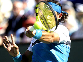 Rafael Nadal passa por Andy Roddick 