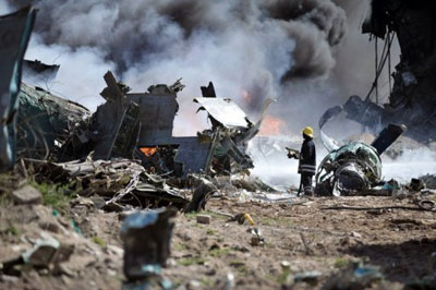 Avio militar sofre acidente no pouso e pega fogo em aeroporto somali