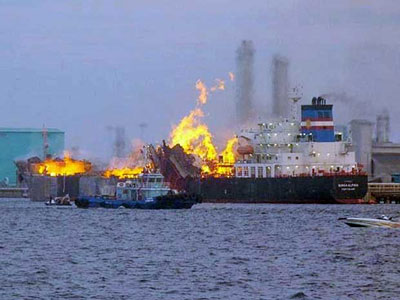 Raio atinge navio e provoca exploso e incndio na Malsia