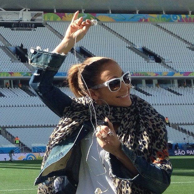 Jennifer Lopez mostra figurinos para abertura da Copa: 